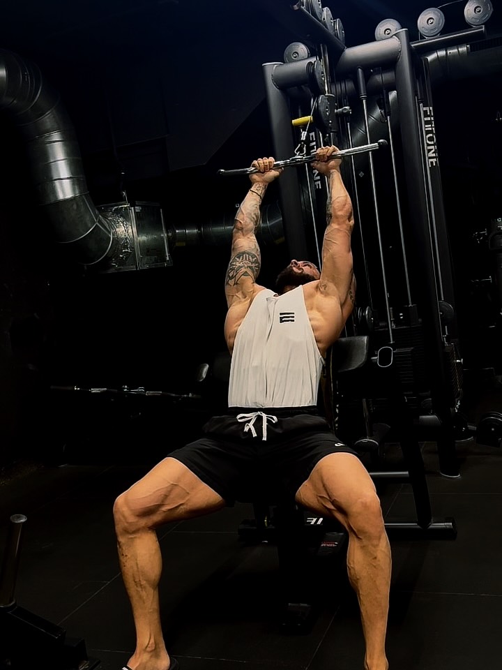 Pol realizando un jalón en polea en ElitePro Gym